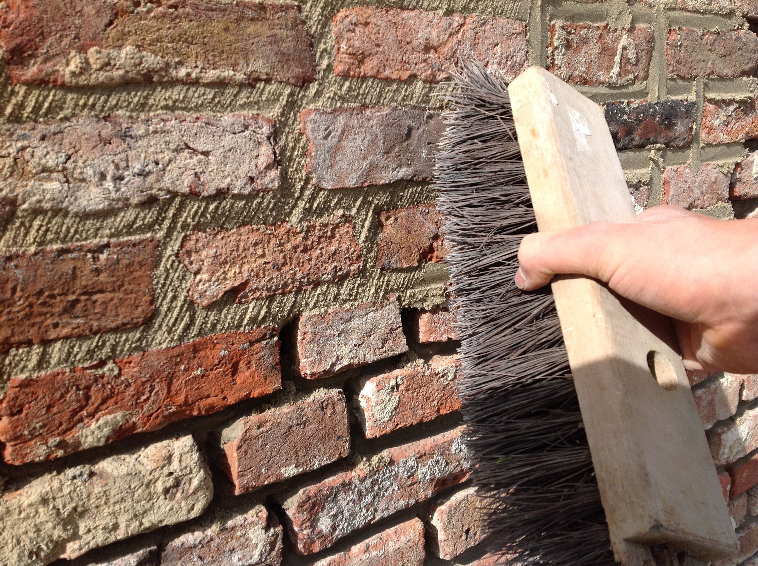 afwerken met ruwe borstel